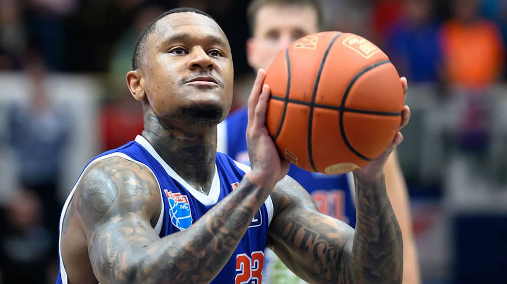 Charles Callison und die Bundesliga-Basketballer des Syntainics MBC reisen nur unter Protest zum Spiel nach Oldenburg. (Archivbild) / Foto: Hendrik Schmidt/dpa