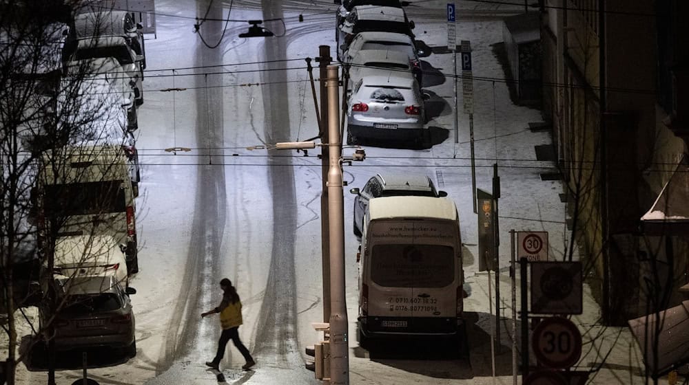 Auf vielen Straßen in Deutschland ist es weiterhin rutschig. / Foto: Marijan Murat/dpa