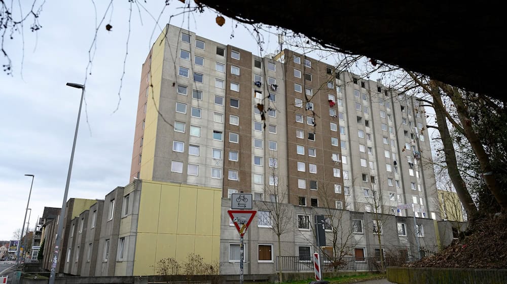 Charakteristisch für das Gebäude sind die an der Fassade angebrachten Wäscheständer. (Archivbild) / Foto: Swen Pförtner/dpa