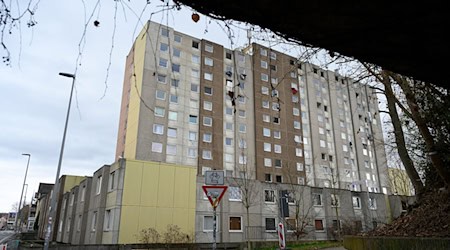 Charakteristisch für das Gebäude sind die an der Fassade angebrachten Wäscheständer. (Archivbild) / Foto: Swen Pförtner/dpa