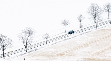 Vorerst hat es sich ausgeschneit, aber am Mittwoch kann es nochmal Flocken geben. / Foto: Julian Stratenschulte/dpa