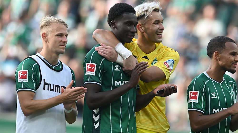 Großer Jubel nach dem Hinspiel: Werders Karim Coulibaly traf spät zum 3:3 gegen Leverkusen. / Foto: Carmen Jaspersen/dpa