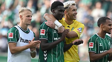 Großer Jubel nach dem Hinspiel: Werders Karim Coulibaly traf spät zum 3:3 gegen Leverkusen. / Foto: Carmen Jaspersen/dpa