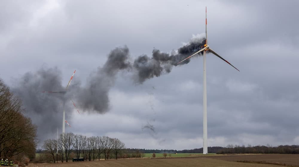 Dunkle Rauchwolken schlagen aus dem Maschinenhaus der brennenden Anlage. (Handout) / Foto: Claas Steinhauer/FF Ostheide /dpa