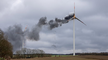 Dunkle Rauchwolken schlagen aus dem Maschinenhaus der brennenden Anlage. (Handout) / Foto: Claas Steinhauer/FF Ostheide /dpa