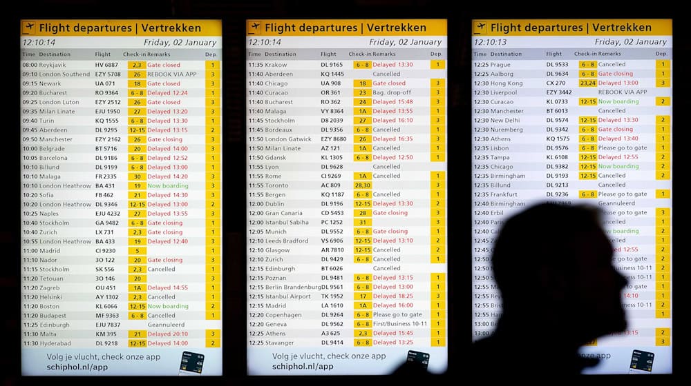 Ein Wintereinbruch sorgt am Amsterdamer Flughafen Schiphol für Flugstreichungen und Verspätungen. / Foto: Koen Van Weel/ANP/dpa