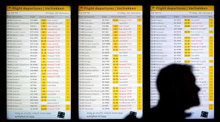 Ein Wintereinbruch sorgt am Amsterdamer Flughafen Schiphol für Flugstreichungen und Verspätungen. / Foto: Koen Van Weel/ANP/dpa