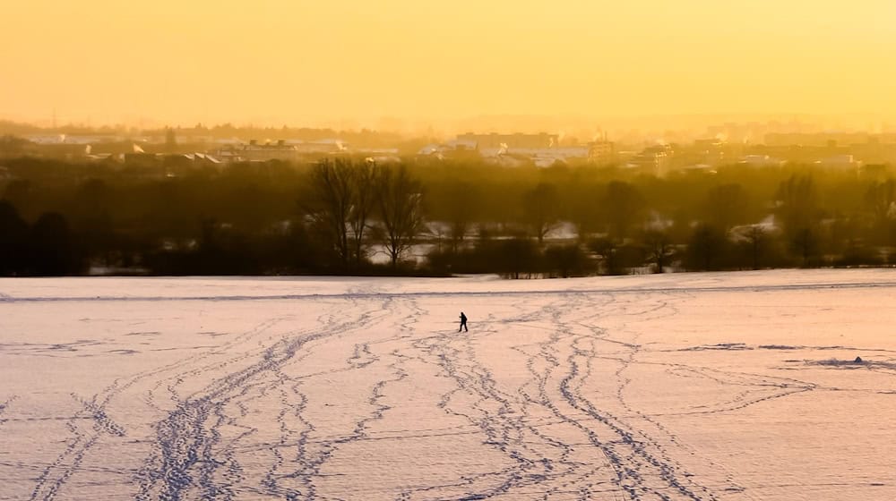 Die Schneelandschaft in Niedersachsen hält sich weiterhin.  / Foto: Julian Stratenschulte/dpa
