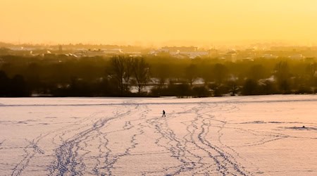 Die Schneelandschaft in Niedersachsen hält sich weiterhin.  / Foto: Julian Stratenschulte/dpa