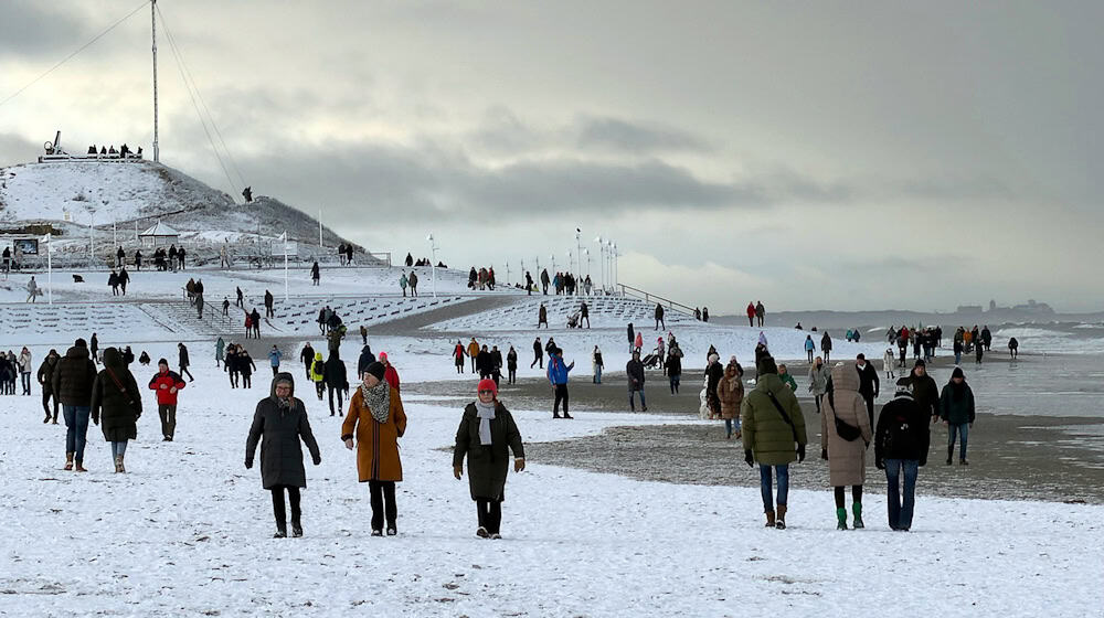 Von der Küste bis zum Harz geht es in Niedersachsen an diesem Wochenende winterlich-weiß zu - etwa auf Norderney. / Foto: Volker Bartels/dpa
