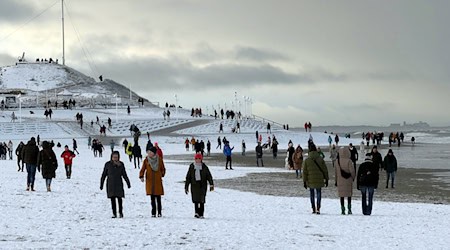 Von der Küste bis zum Harz geht es in Niedersachsen an diesem Wochenende winterlich-weiß zu - etwa auf Norderney. / Foto: Volker Bartels/dpa