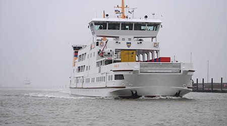 Die Reederei Norden-Frisia hat einzelne Fährabfahrten für Freitag wegen Niedrigwasser abgesagt. (Archivbild) / Foto: Lars Penning/dpa