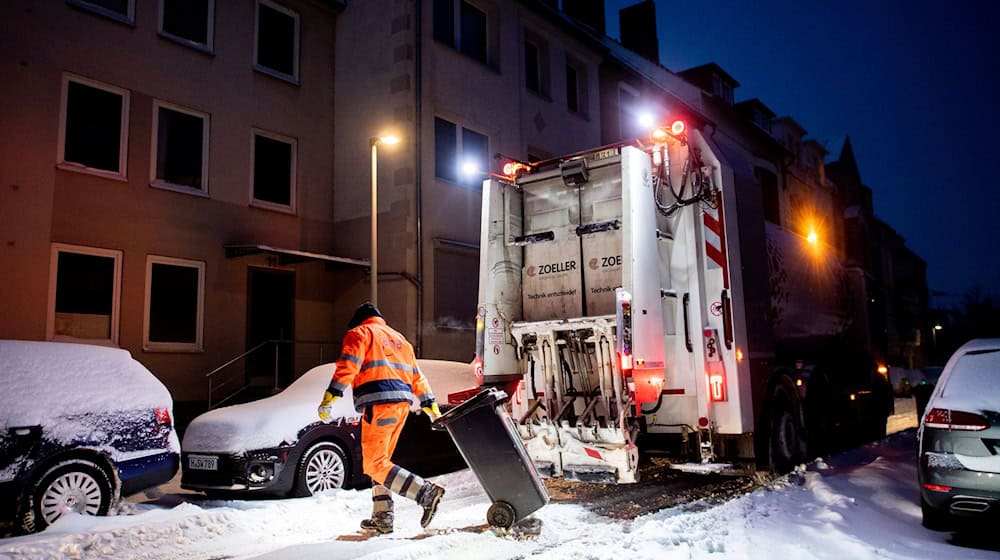 Der Wintereinbruch bringt in Niedersachsen den Alltag teils durcheinander – auch bei der Müllabfuhr. (Archivbild) / Foto: Hauke-Christian Dittrich/dpa