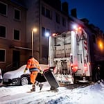 Der Wintereinbruch bringt in Niedersachsen den Alltag teils durcheinander – auch bei der Müllabfuhr. (Archivbild) / Foto: Hauke-Christian Dittrich/dpa