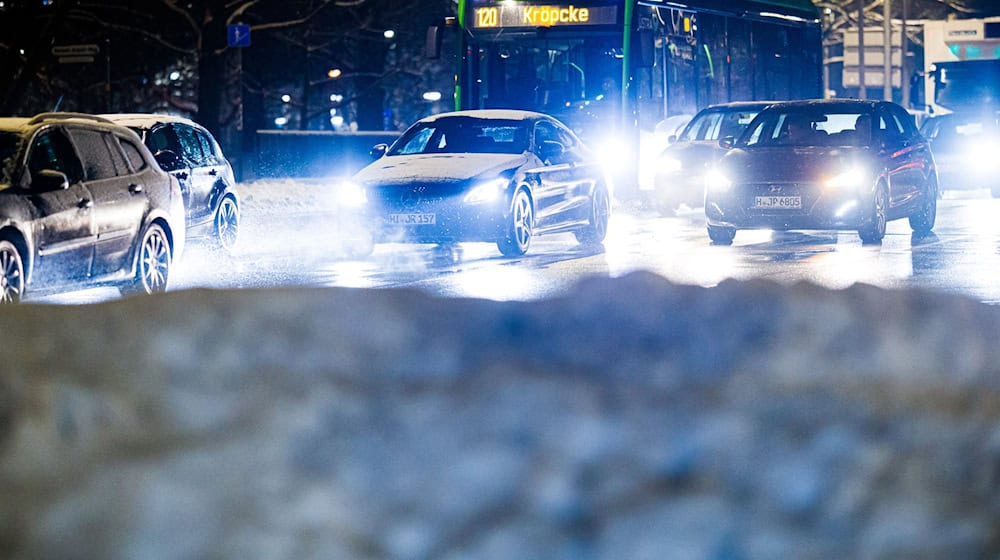 Wegen der Gefahr von glatten Straßen sollten Autofahrer sehr vorsichtig fahren. (Archivbild) / Foto: Moritz Frankenberg/dpa