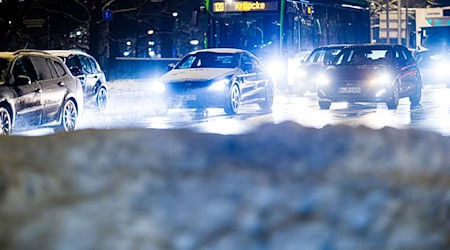 Wegen der Gefahr von glatten Straßen sollten Autofahrer sehr vorsichtig fahren. (Archivbild) / Foto: Moritz Frankenberg/dpa