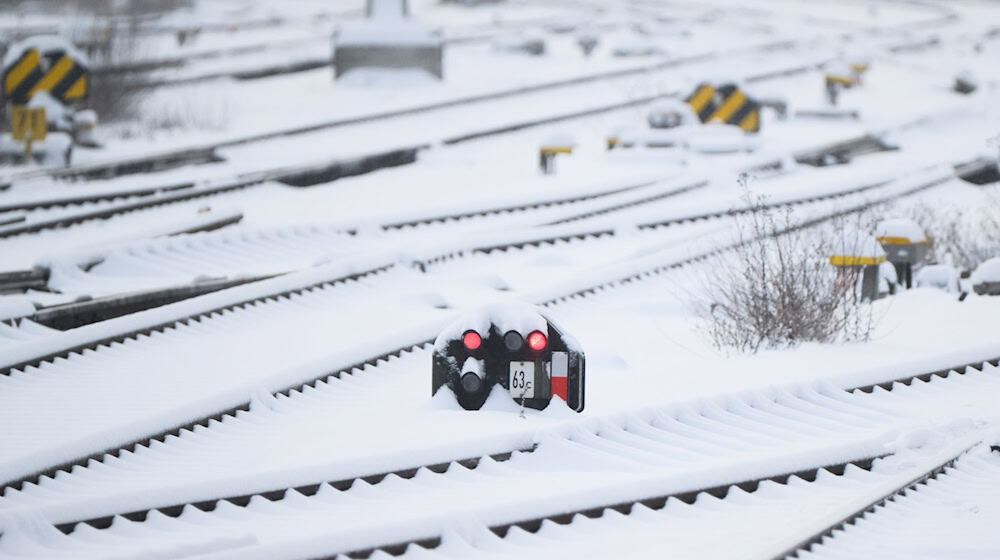 Wegen verschneiter Gleise kommt es zu Verspätungen und Ausfällen im Nahverkehr. / Foto: Julian Stratenschulte/dpa