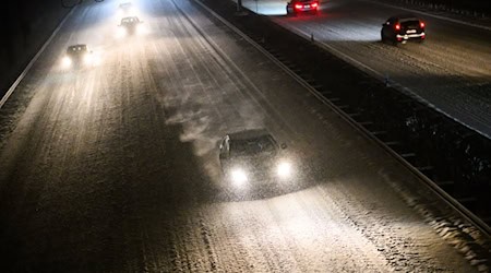 Viele Straßen sind schneebedeckt.  / Foto: Julian Stratenschulte/dpa