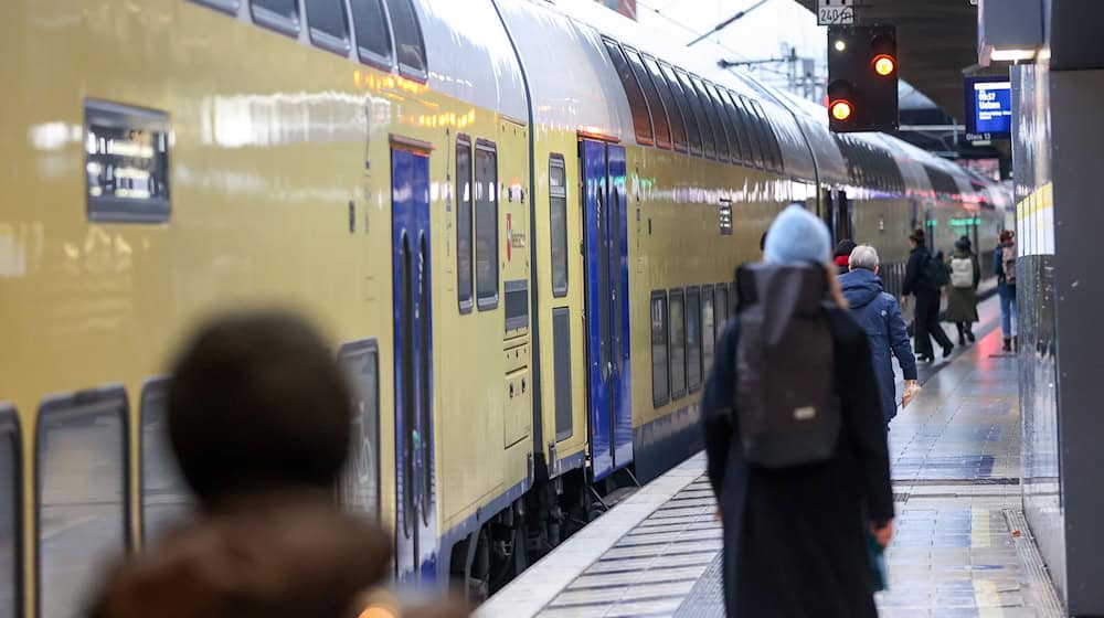 Das Winterwetter bringt den Regionalverkehr aus dem Takt – betroffen sind auch Züge des Metronom. (Archivbild) / Foto: Bodo Marks/dpa