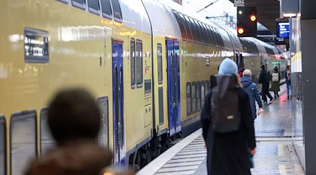 Das Winterwetter bringt den Regionalverkehr aus dem Takt – betroffen sind auch Züge des Metronom. (Archivbild) / Foto: Bodo Marks/dpa