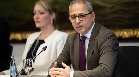 Mehrdad Payandeh floh 1985 im Alter von 25 Jahren aus dem Iran nach Deutschland. (Archivbild) / Foto: Sina Schuldt/dpa