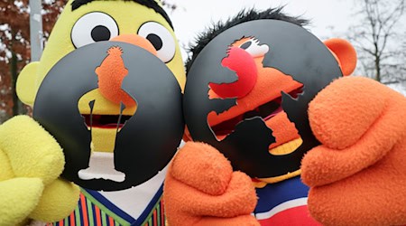 Ernie und Bert regeln jetzt in Hamburg an zwei Stellen den Verkehr. Die Figuren aus der Sesamstraße schlüpfen in die Rolle von Ampelmännchen.  / Foto: Christian Charisius/dpa