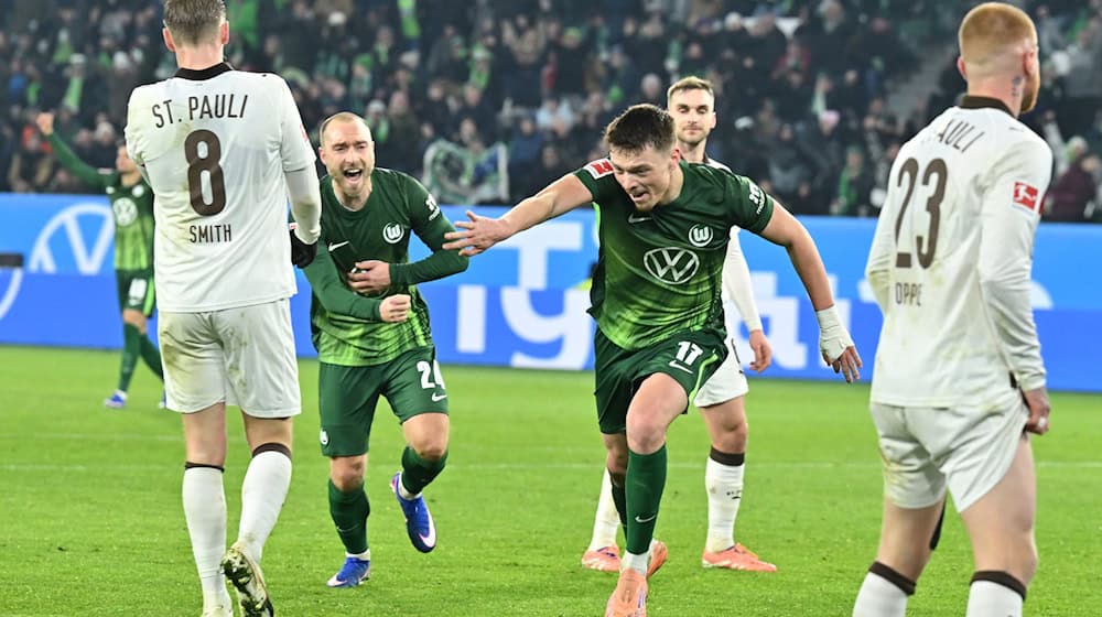 Wolfsburgs Matchwinner: Christian Eriksen (l) und Dzenan Pejcinovic (r) jubeln nach dem Tor zum 2:1-Sieg gegen den FC St. Pauli.  / Foto: Swen Pförtner/dpa