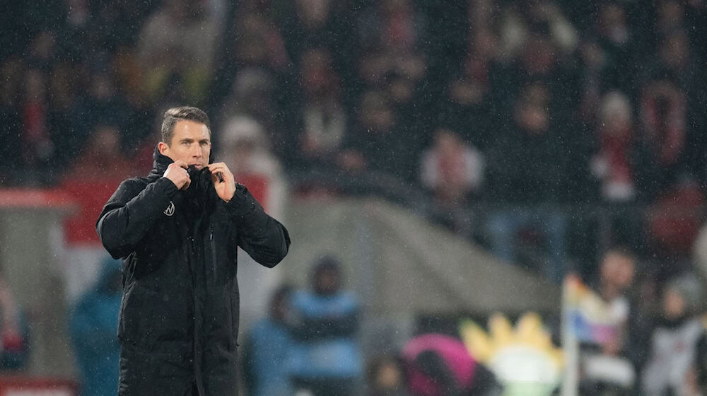 Nach der 0:1-Niederlage in Köln enttäuscht: Wolfsburgs Coach Daniel Bauer (r).  / Foto: Marius Becker/dpa