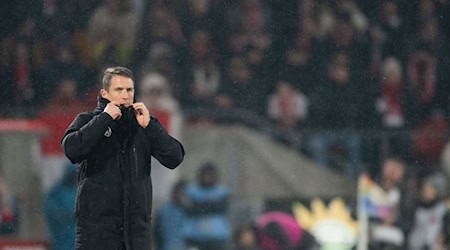 Nach der 0:1-Niederlage in Köln enttäuscht: Wolfsburgs Coach Daniel Bauer (r).  / Foto: Marius Becker/dpa