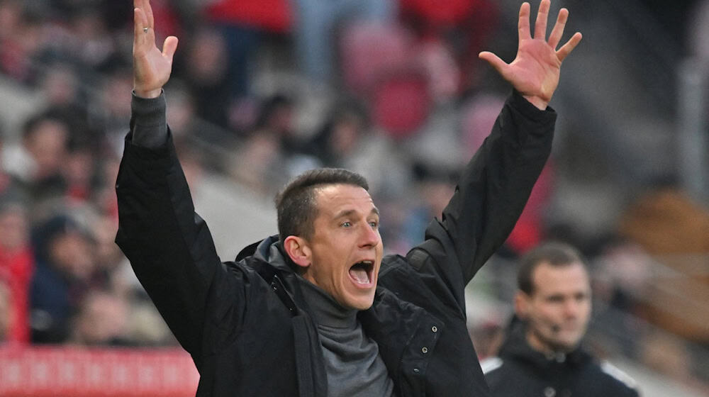 Verzweifelt in Mainz: Wolfsburgs Trainer Daniel Bauer. / Foto: Torsten Silz/dpa