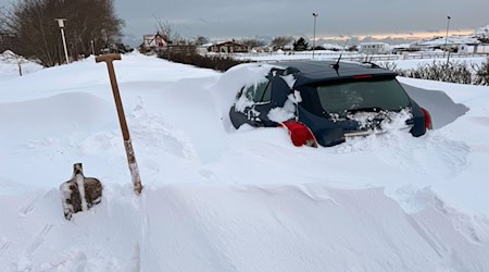 Auf Norderney blieb ein Auto in einer Schneewehe stecken.  / Foto: Volker Bartels/dpa