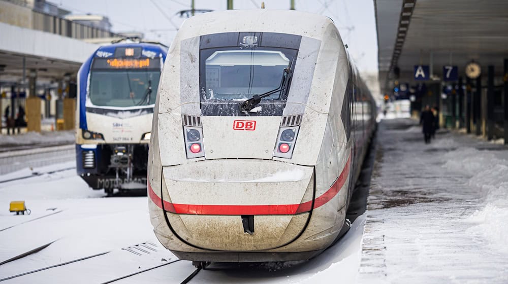 Der Bahnverkehr in Niedersachsen läuft nach dem Wetterchaos mit Einschränkungen wieder an.  / Foto: Moritz Frankenberg/dpa