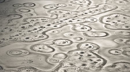 Von außen ist die Stabilität des Eises oft nicht erkennbar. (Symbolbild) / Foto: Julian Stratenschulte/dpa