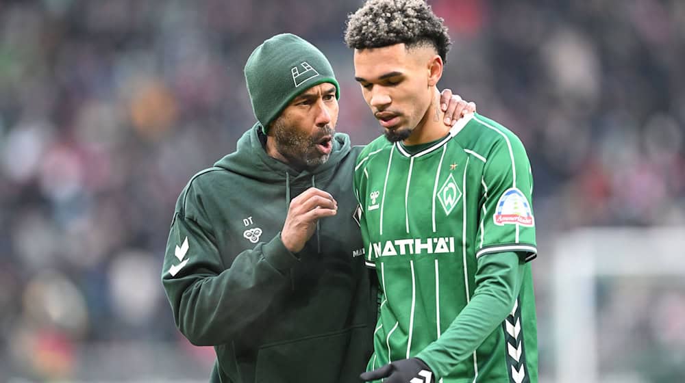 Der neue Werder-Trainer Daniel Thioune und sein Stürmer Justin Njinmah. / Foto: Carmen Jaspersen/dpa