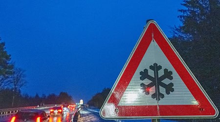 18 Mal kommt es im Landkreis Stade auf glatten Straßen zu Unfällen. (Symbolbild) / Foto: Stefan Puchner/dpa