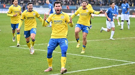Braunschweiger Jubel nach dem Tor zum 1:0 gegen Darmstadt. / Foto: Swen Pförtner/dpa