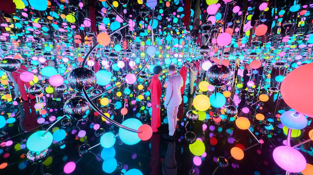 Einer der Höhepunkte der Ausstellung «Niki.Kusama.Murakami. Love you for infinity»: Der begehbare «unendliche Spiegelraum» von Yayoi Kusama. / Foto: Julian Stratenschulte/dpa