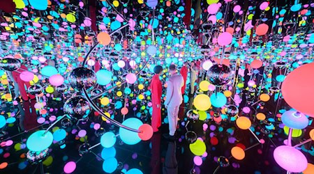 Einer der Höhepunkte der Ausstellung «Niki.Kusama.Murakami. Love you for infinity»: Der begehbare «unendliche Spiegelraum» von Yayoi Kusama. / Foto: Julian Stratenschulte/dpa