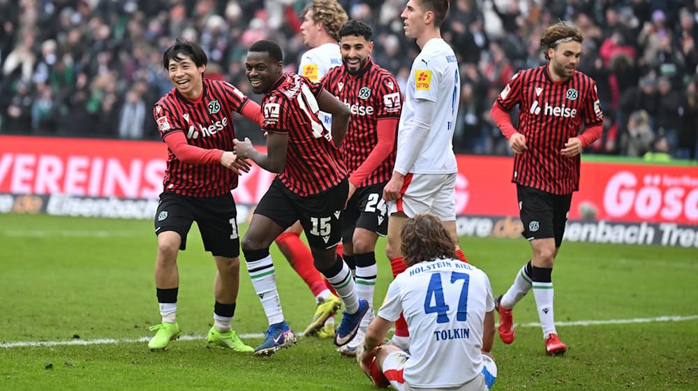 Noel Aseko (2.v.l.) feiert das zweite Tor für Hannover 96. / Foto: Swen Pförtner/dpa