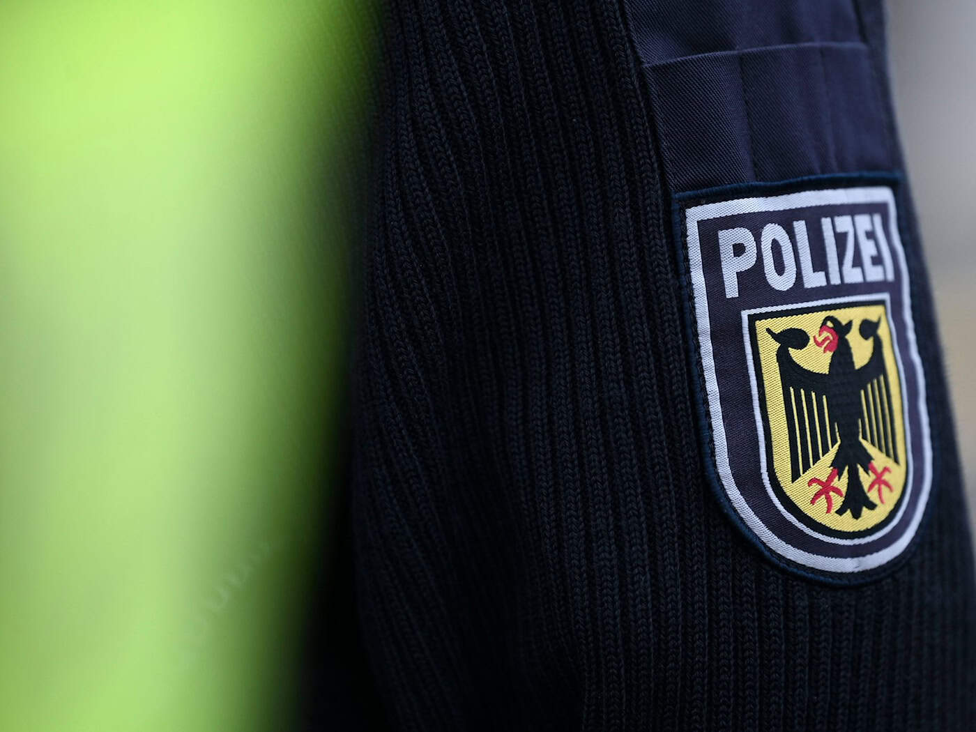 Die Bundespolizei hat einen 31-Jährigen, der seine Ex-Partnerin geschlagen haben soll, gleich zweimal festgenommen. (Symbolbild) / Foto: Katharina Kausche/dpa