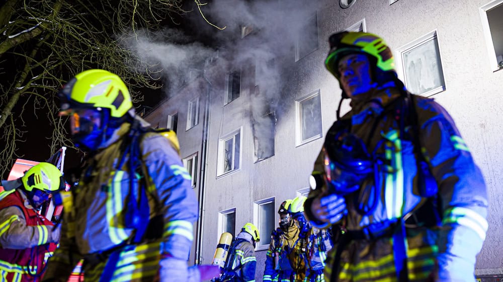 Großeinsatz der Feuerwehr in Ricklingen: Ein 48-Jähriger verliert sein Leben, sechs weitere Bewohner sind verletzt. / Foto: Moritz Frankenberg/dpa