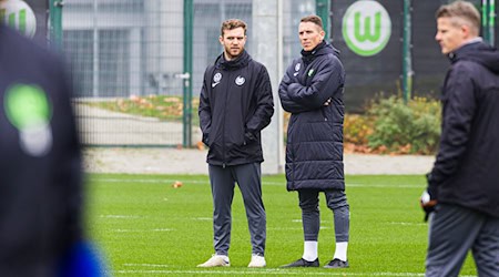 Trainer Daniel Bauer (2.v.l.) steht beim Training neben Co-Trainer Tobias Holm (l). / Foto: Moritz Frankenberg/dpa
