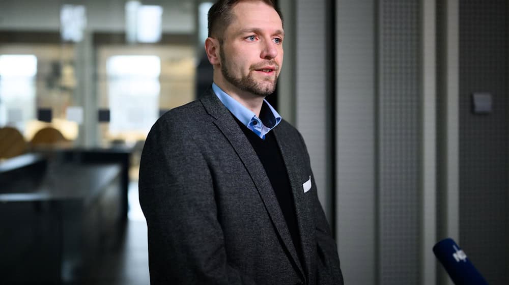 AfD-Landesvize Stephan Bothe hält die neue Einstufung seiner Partei durch den Verfassungsschutz für rechtswidrig. / Foto: Julian Stratenschulte/dpa