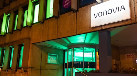 Die grüne Beleuchtung ist Teil des Aktionstages für die Kinderhospizarbeit. Bildnachweis: Vonovia / Offenblende