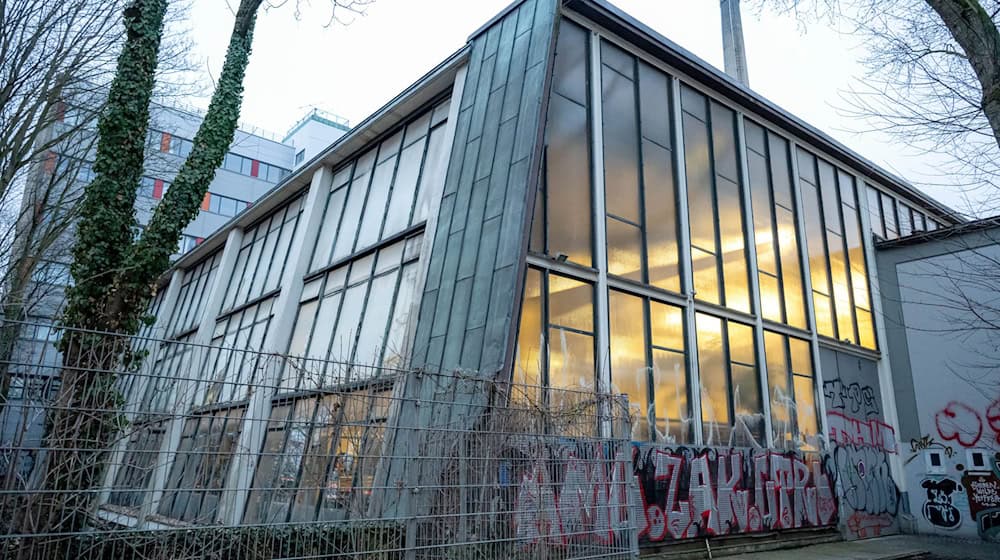 Über die Glasfront einer Halle der Hochschule Bremen geht viel Wärme verloren. / Foto: Sina Schuldt/dpa