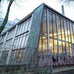 Über die Glasfront einer Halle der Hochschule Bremen geht viel Wärme verloren. / Foto: Sina Schuldt/dpa