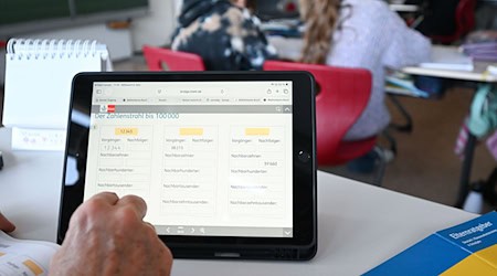 Schon an der Grundschule können die Lehrer von einem Tablet profitieren, sagt die Landesregierung. (Symbolbild) / Foto: Bernd Weißbrod/dpa