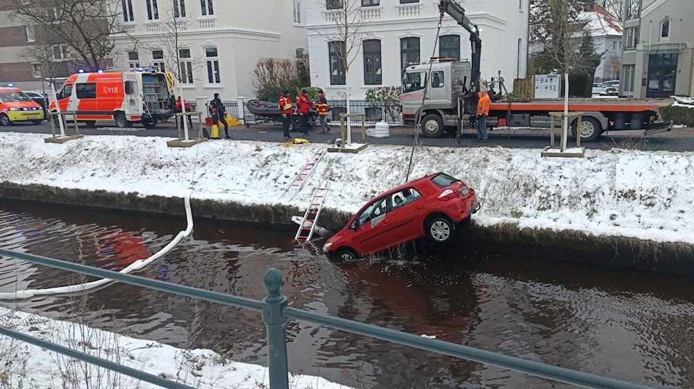 Der Ersthelfer sprang laut Polizei in den Fluss, um den Senior aus dem Auto zu retten.  / Foto: -/Nord-West-Media TV/dpa