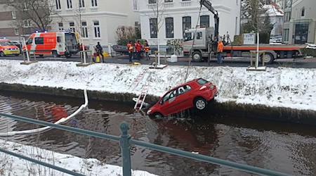 Der Ersthelfer sprang laut Polizei in den Fluss, um den Senior aus dem Auto zu retten.  / Foto: -/Nord-West-Media TV/dpa