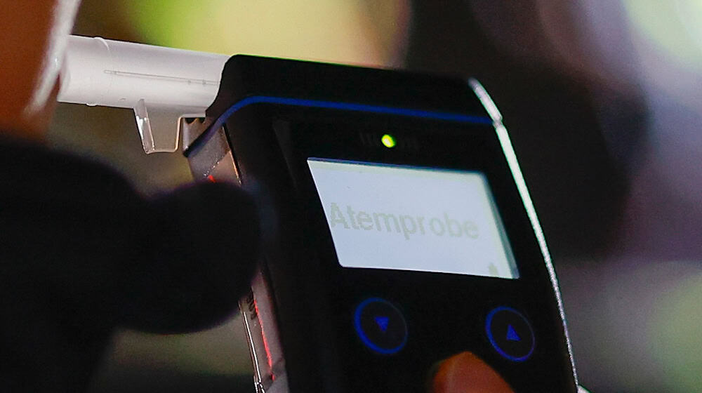 Ein Atemalkoholtest bei einem Autofahrer in Nordenham ergab einen Wert von fast drei Promille. (Symbolbild) / Foto: Heiko Becker/dpa